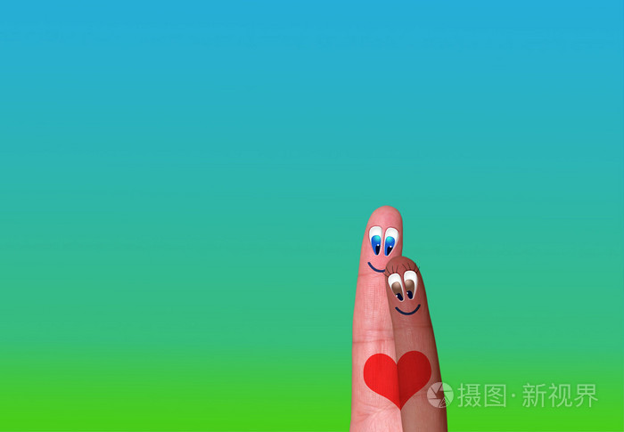 可爱的多元文化夫妇的手指连接由一颗心