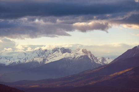 如诗如画的山景，在夏季加拿大洛基山