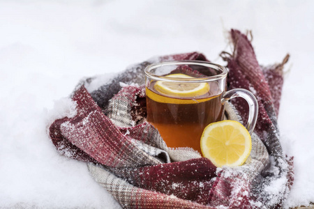 一杯茶, 柠檬片裹在雪地上的针织围巾上