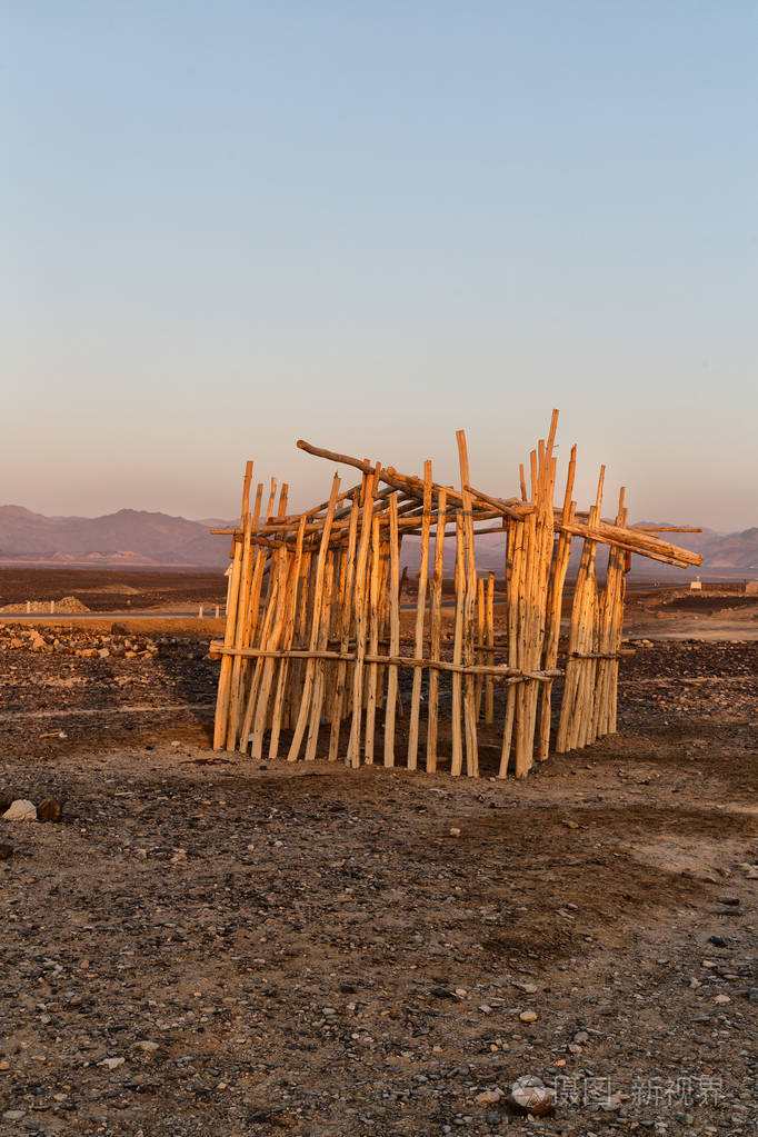 在埃塞俄比亚非洲的人在石头沙漠的穷人的房子