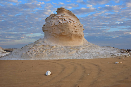 美丽抽象自然岩石形成在西部白色沙漠在日落, 撒哈拉的雕塑。埃及