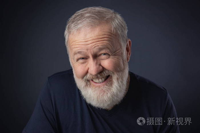 戴着一个狡猾的假哑剧的胡子的老人