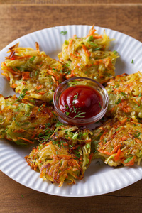 土豆西葫芦和胡萝卜煎饼。蔬菜馅饼, latkes, draniki。蔬菜蛋糕