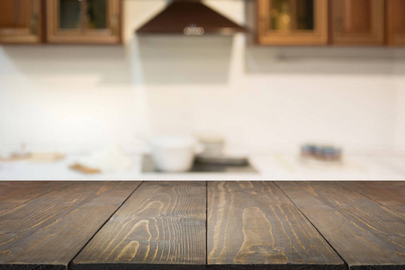 背景模糊。空木桌面和焦现代厨房展示或蒙太奇你的产品