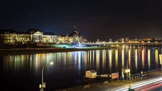 德累斯顿老德国城市在河 Elbe 在晚上