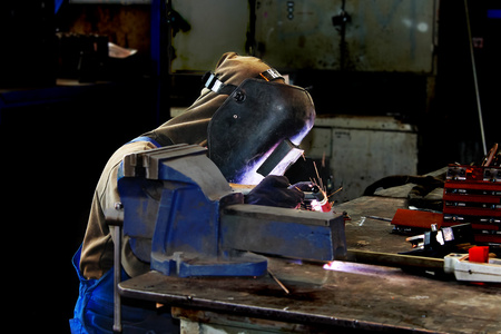 焊工在生产车间在一个工作台上工作照片