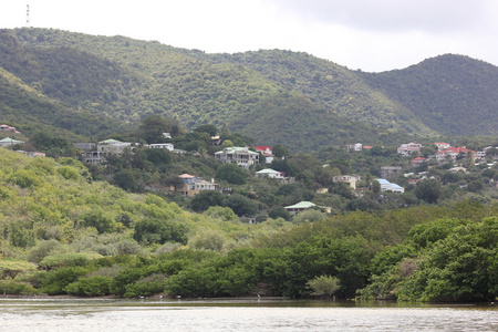 在小山或火山接壤圣马丁弗莱尔湾盐沼湿地生境多彩克里奥尔或法国建筑