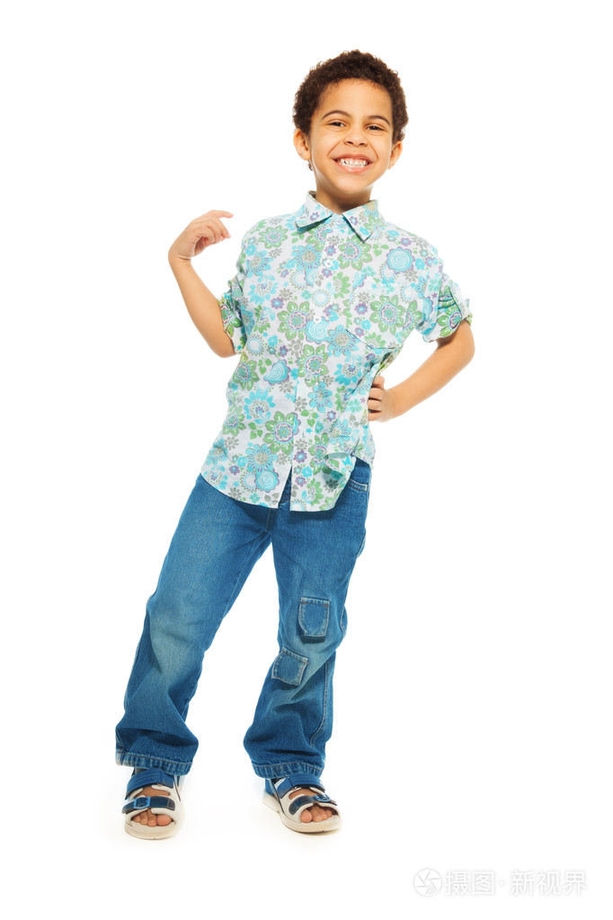 快乐和生动活泼的小黑人男孩