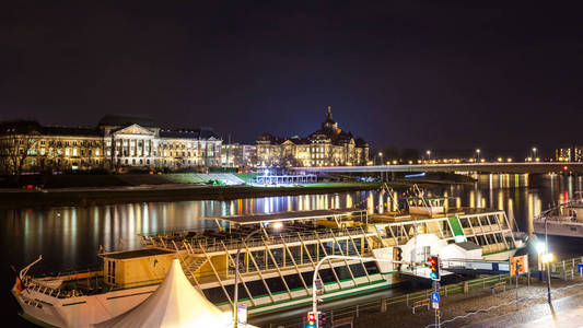 德累斯顿老德国城市在河 Elbe 在晚上