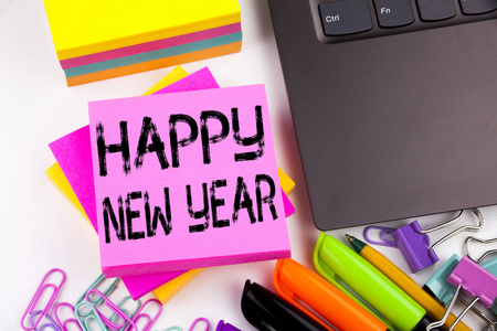 在办公室里写下新年快乐的文字, 如手提电脑记号笔钢笔等。圣诞庆典研讨会的商业理念白色背景与拷贝空间