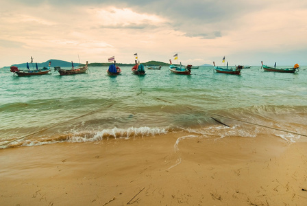 传统泰式长尾渔夫船在海滩上