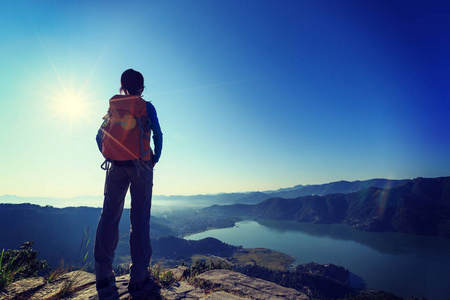 成功的妇女徒步旅行者享受日出在喜马拉雅山