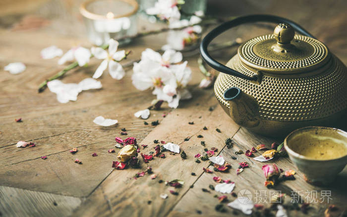 传统的亚洲茶道安排 铁茶壶 杯子 盛开的杏仁花 干玫瑰花蕾和蜡烛的木桌背景照片 正版商用图片06oz9z 摄图新视界 传统的亚洲茶道安排 铁茶壶 杯子 盛开的杏仁花 干玫瑰花蕾和蜡烛的木桌背景照片 正版商用图片06oz9z 摄图新视界