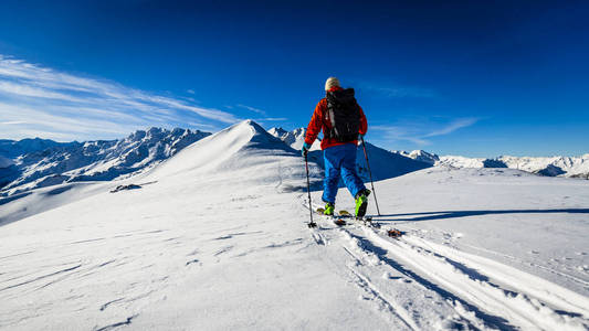 滑雪与令人惊叹的景色, 瑞士著名的山在美丽的冬季雪山堡。新鲜粉雪中的 skituring野外滑雪
