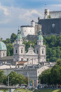 从 salzach 河，奥地利的萨尔斯堡大教堂