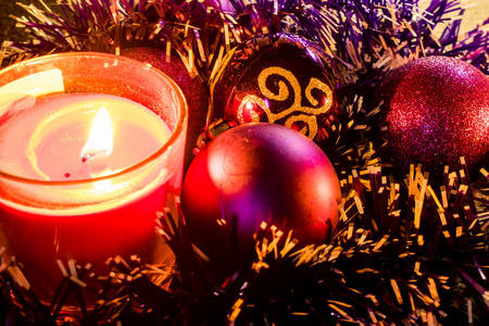 圣诞饰品和圣诞装饰品和装饰品在蜡烛的光。温暖的灯光, 一个神奇和舒适的假期感觉。家庭圣诞节