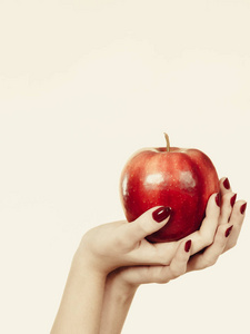 女人手拿着美味的红苹果