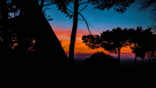 在奇斯泰尼诺和海松林之间的山丘上的壮丽夕阳