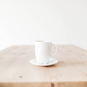 一杯咖啡在干净的木桌上。平躺, 顶部视图简约背景