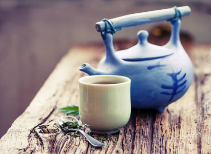 茶几上有蓝色茶壶的鲜茶杯特写图