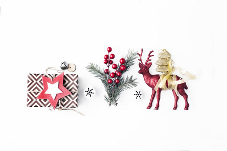 圣诞节红色装饰与鹿在白色背景的顶部视图