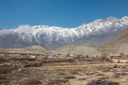 偏远山村和雪山图片