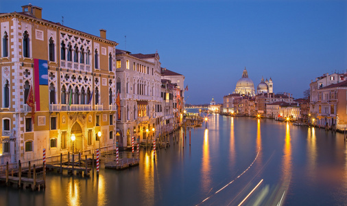 威尼斯晚上黄昏时从庞莉雅的大运河