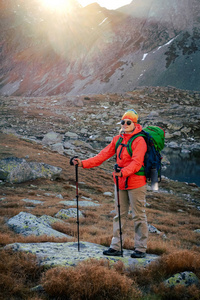 年轻的登山者在五颜六色的梦幻般的山景观在黄金日落附近 Hincovo 萨格勒布湖在高塔特拉山