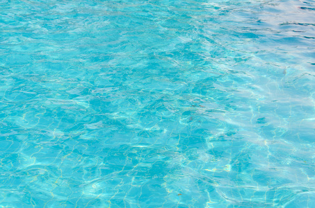 水果在游泳池中图片