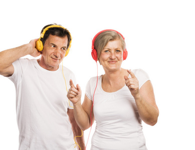 年长的夫妇，戴着耳机