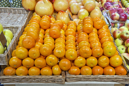 橘子和在一家超市的水果的特写照片