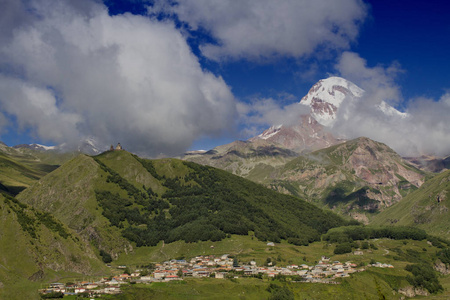 Kazbek 山脚下的 Stepantsminda 村