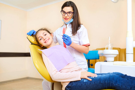 女牙医对待你的孩子的牙齿