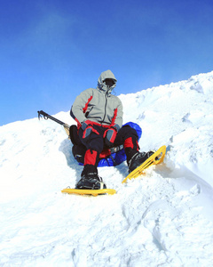 带着背包和帐篷冬季登山活动