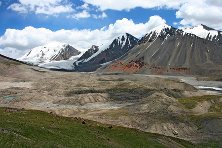 吉尔吉斯斯坦是 ak shyrak 地区，天山山脉，