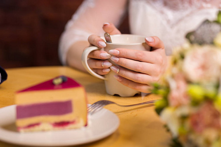 女孩喝咖啡与果子蛋糕在咖啡馆图片