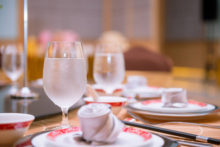 中式餐厅餐桌上的冷水玻璃图片