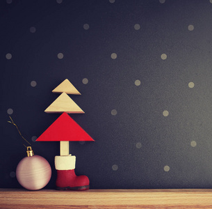 特写镜头的圣诞复古玩具冷杉树装饰在木架子上