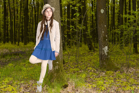 一个女孩在春天森林的肖像
