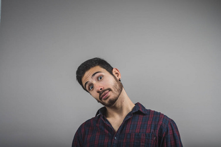 白色的头部倾斜图片