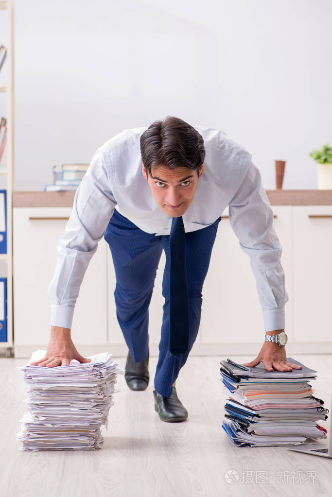 非常繁忙的员工在办公室工作
