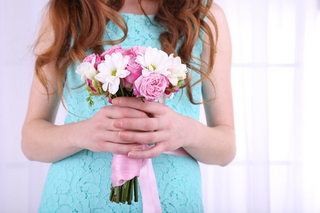 女人手里拿着美丽的婚礼花束