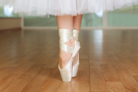 指出在歌舞厅的芭蕾舞女演员腿图片