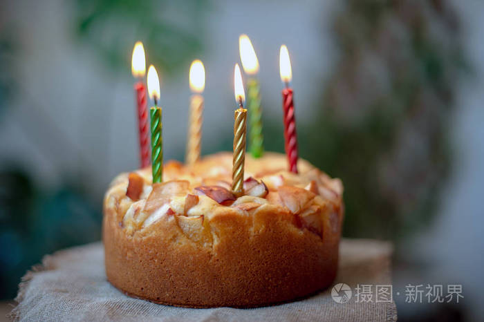 生日蛋糕用六根蜡烛