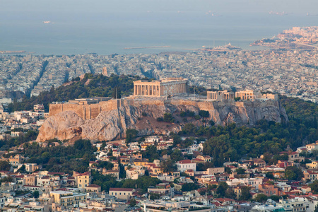 雅典的城市景观在清晨与雅典卫城看到从莱卡拜图斯山, 在城市的最高点
