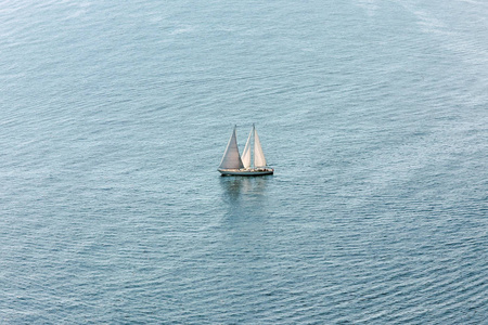 一帆船在蓝色海图片