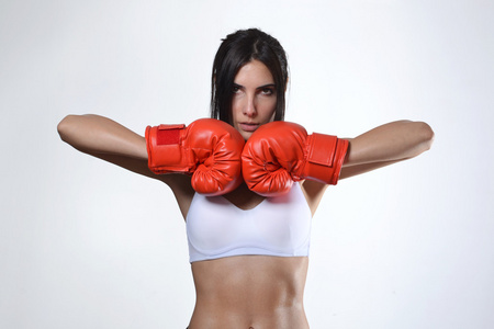 漂亮的健身女人用红色拳击手套