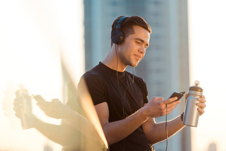 运动的家伙听音乐照片