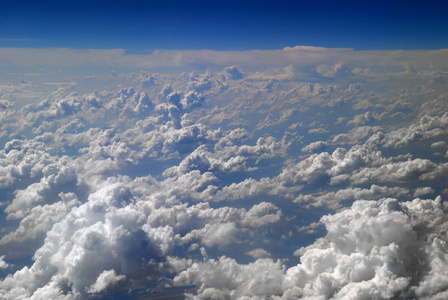 从飞机窗户上看到了阳光早晨的蓝天和云景的戏剧性云朵。白色的卷云和卷云。积云