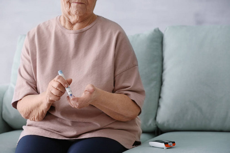 水平妇女糖尿病老年妇女家庭血糖水平测定照片